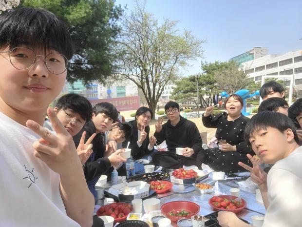 2023년 딸기파티 현장 스케치 이미지